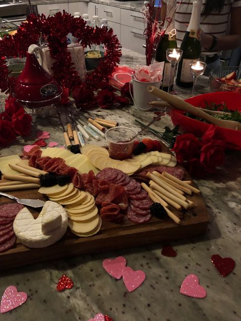 Valentines Party Aesthetic, Galentine Brunch, Galentines Night, Galentines Ideas, Valintines Day, Diner Aesthetic, Valentines Dinner, Brunch Club, Friends Valentines Day