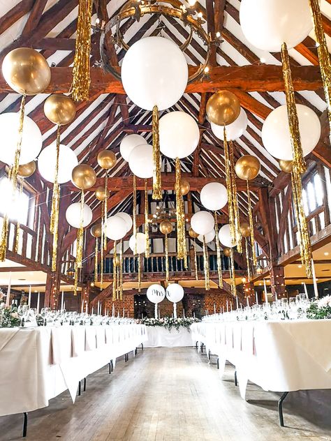 Oversized Balloon Decor, Giant Balloons Wedding, Wedding Installations, Gorgeous Wedding Venues, Wedding Food Table, Hanging Balloons, Balloon Chandelier, Night Time Wedding, Dinner Reception