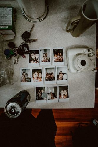 Vibes Photos, Polaroid Wedding, Memories With Friends, Bride Shower, Wedding Details Photography, Polaroid Camera, Reels Instagram, Polaroid Pictures, Film Wedding Photography