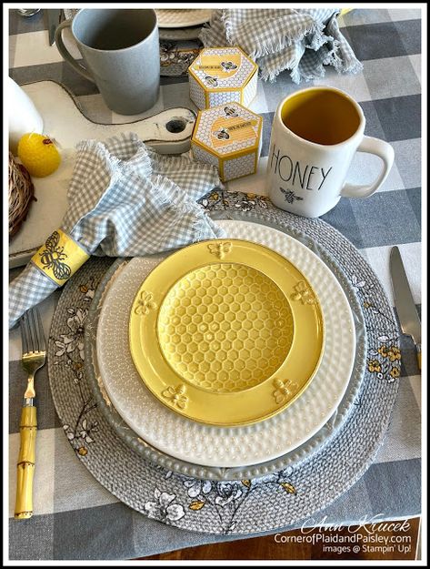 Bee Themed Kitchen Dinnerware Sets, Bee Themed Tablescape, Honey Bee Tablescape, Bee Table Setting, Summer Tablescapes Ideas, Bee Table Decorations, Bee Placemats, Bee Tablescape, Bee Furniture