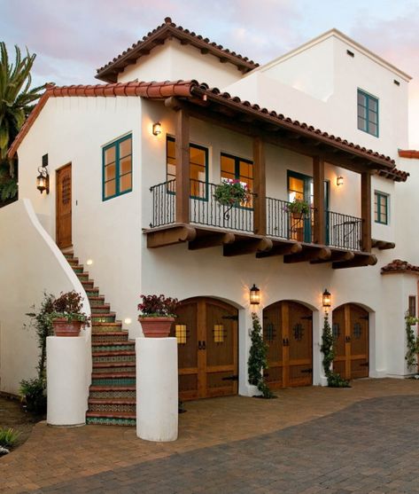 10 Off-White Paint Colors for Home Exteriors Mediterranean Homes Exterior, Hacienda Homes, Hacienda Style Homes, Eksterior Modern, تصميم داخلي فاخر, Mexico House, تصميم للمنزل العصري, Mediterranean Style Homes, Mexican Home