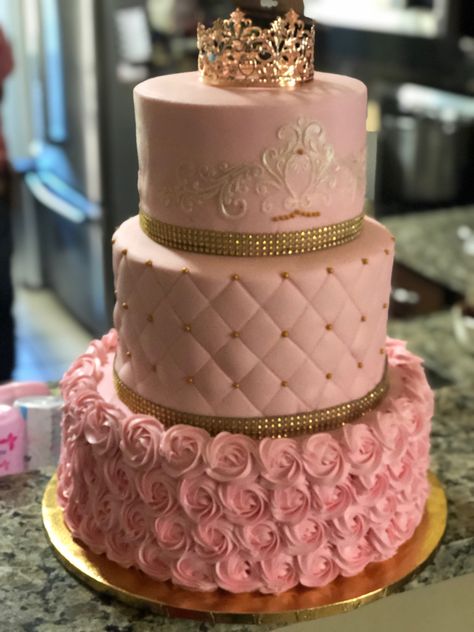 Cake Without Fondant Birthday, Rose Gold Princess Cake, Pink Xv Cake, Gold Pink Birthday Cake, Big Bday Cake, Pink Cake Sweet 16, 18th Birthday Cake Pink And Gold, Sweet 16 Cake Ideas Pink, Pink 15 Cake