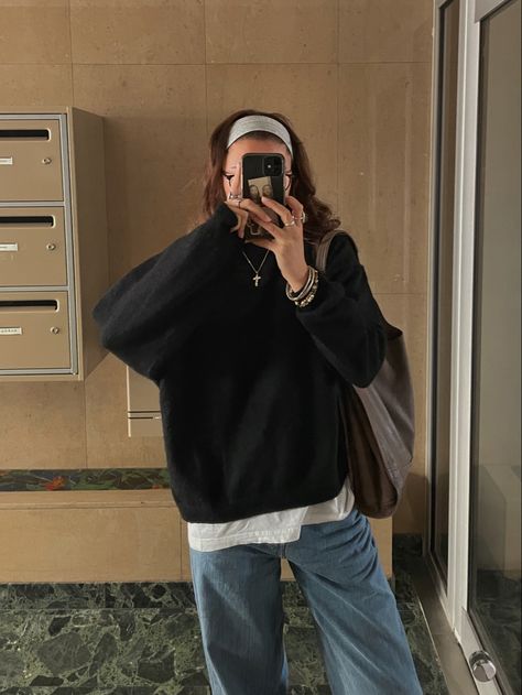 High Waisted Baggy Jeans Outfit Winter, Low Rise Baggy Jeans Outfit Aesthetic, Black Baggie Jeans Outfit, Brown Longsleeves Outfit, Fall Baggy Outfits, Grey Knitted Sweater Outfit, Baggy Black Jeans Outfit Aesthetic, Low Rise Jeans Outfit Winter, Black Crewneck Outfit