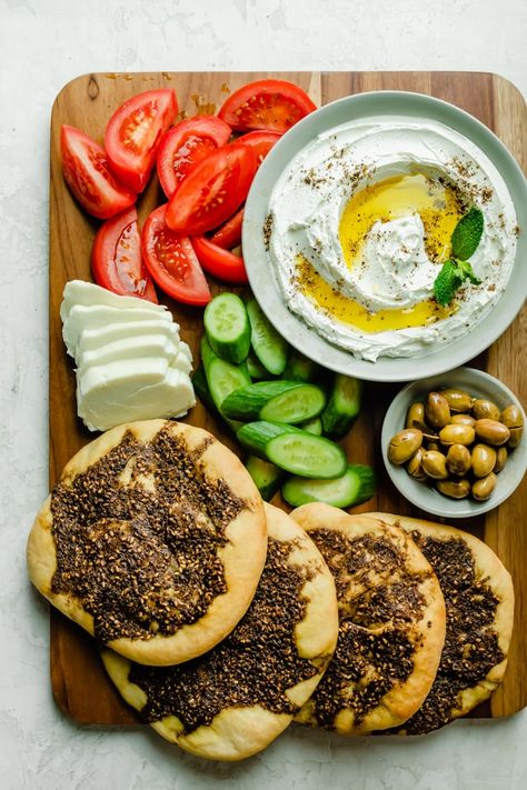 Zaatar Manakeesh is a Mediterranean flatbread that's made with dough and zaatar spice. It's an easy recipe to make from scratch using very few ingredients! Manakish | Manaeesh | Arabic Food | Ramadan | Lebanese Recipes | Mediterranean Food #zaatar #manakeesh #ramadan #ramadanfood #mezzafood #lebaneserecipes Zaatar Bread Recipe, Lebanese Pastries, Manakish Recipe, Manakeesh Recipe, Healthy Ramadan Recipes, Arabisk Mat, Food Ramadan, Mediterranean Flatbread, Arabisk Mad