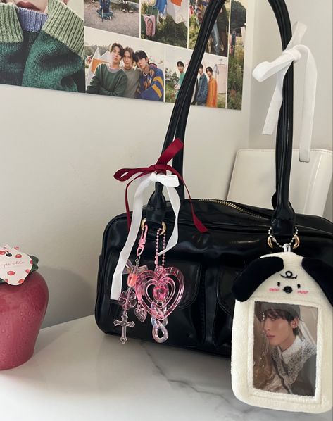 #bag #keychain #enhypen #sunoo #explore #fashion #aesthetic #coquette #kpop #lesserafim #tiktok Kpop Bag Deco, Bag With Keychain Aesthetic, Samo Ondoh Bag Outfit, Bag Aesthetic Kpop, Kpop Bag Aesthetic, Noa Core, Bag Keychain Aesthetic, Skzoo Clothes, Mochila Kpop