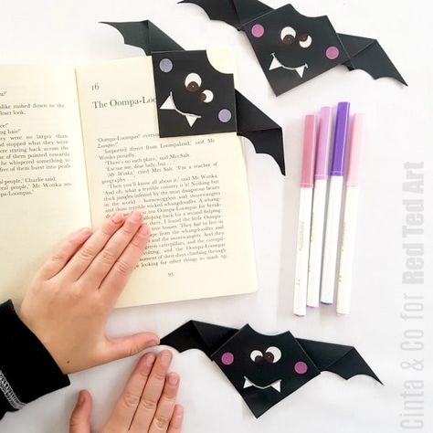 Origami Bats, Bat Bookmark, Bat Crafts, Origami Bat, Scary Halloween Crafts, Halloween Crafts For Kids To Make, Paper Bats, Bookmark Corner, Halloween Origami