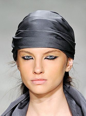 Say Hello To The New & Improved Reverse Cat-Eye #Refinery29 Down Eyeliner, Edgy Eyeliner, Avantgarde Makeup, Catwalk Makeup, Acnh Villagers, Eye Eyeliner, Dry Eyes Causes, Makeup Editorial, Eye Trends