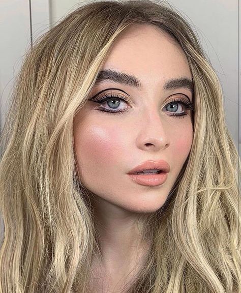 Sabrina Carpenter // makeup November 2018 70s Makeup Eyeliner, Drag Show Makeup, 70s Aesthetic Makeup, 60s Wedding Makeup, 50s Eye Makeup, 70s Make Up Looks, 70s Eyeliner, 70s Style Makeup, 70s Makeup Look Disco