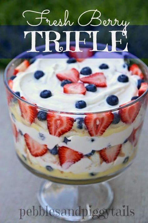 How to make easy Fresh Berry Trifle Dessert! Perfect treat for summer picnics, fancy parties, or the 4th of July! Easy trifle dessert recipe Angel Food Trifle, Oreo Trifle, Easy Trifle, Trifle Dessert Recipes, Fruit Trifle, Oreo Desserts, Dessert Summer, Beaux Desserts, Berry Trifle