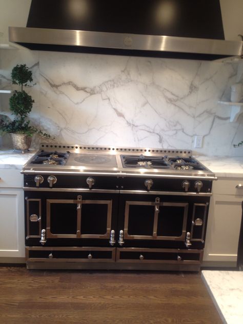 Yep its a $40,000 stove Fresh Kitchen, All White Kitchen, Kitchen Hoods, Kitchen Cabinet Colors, Classic Kitchens, Kitchen Trends, Trendy Kitchen, Black Kitchens, Kitchen Colors