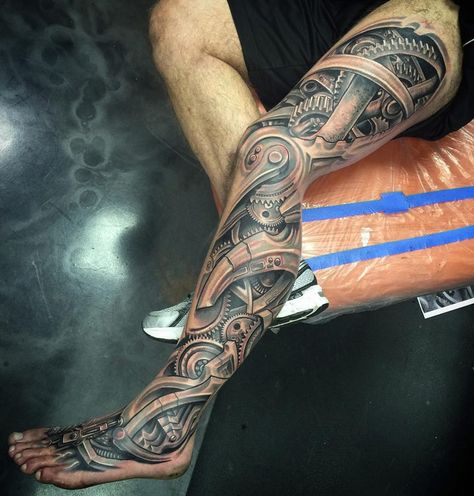 Biomechanical Leg by Roman Abrego. Mechanical Arm Tattoo, Biomech Tattoo, Tattoo Knee, Tattoo Bras Homme, Biomechanical Tattoo Design, Gear Tattoo, Realistisches Tattoo, Best Leg Tattoos, Mechanic Tattoo