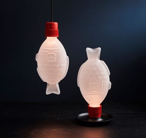 Australian studio Heliograf's Light Soy lamps are designed to emulate the fish-shaped soy sauce bottles found in sushi shops, as a comment on the damaging effects of single-use plastic. Light Soy Lamp, Cool Hanging Lamps, Soy Sauce Lamp, Urban Outfitters Lamp, Funky Lights, Sushi Soy Sauce, Aluminium Ceiling, Fun Lighting, Funky Lighting