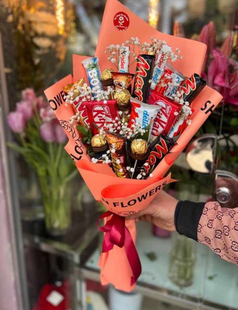 Chocolate Candy Bouquet Diy, Diy Bouquet With Chocolate, Candy Birthday Present Ideas, Cute Chocolate Bouquet, Chocolate And Flower Bouquet Gift Ideas, Chocolate Candy Bouquet, Bouquet Of Flowers And Chocolate Gift, Bouquet Food Gift Ideas, Diy Bouquet Chocolate