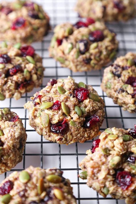 Superfood Breakfast Cookies - Wife Mama Foodie Glutenfri Baking, Superfood Breakfast, Breakfast Cookie Recipe, Biscuits Diététiques, Healthy Advice, Snacks Saludables, Healthy Ingredients, حلويات صحية, Think Food