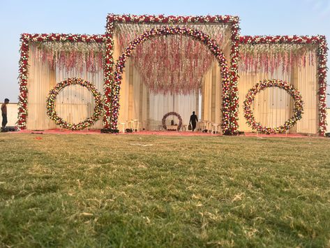 Engagement Entry Gate Decoration, Wedding Gate Design, Marriage Entry Gate Decoration, Entry Gate Decoration Wedding, Wedding Gate Entrance, Entry Gate Decoration, Wedding Gate Decoration, Diy Wedding Arch Flowers, Shadi Ideas