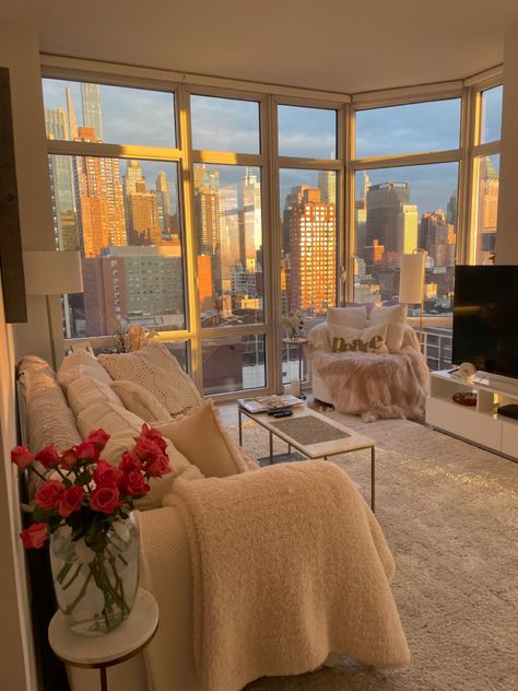 Appartement New York, Nyc Penthouse, City View Apartment, Aesthetic Apartment, Apartment View, Apartment Goals, Dream Apartment Decor, Future Apartment Decor, Appartement Design