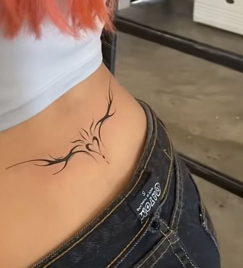 Tato Suku, Tramp Stamp Tattoos, Waist Tattoos, Tattoos Infinity, Hip Tattoos Women, Tattoos Geometric, Cute Tiny Tattoos, Classy Tattoos, Back Tattoo Women