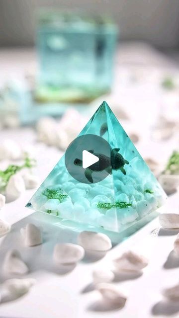 How To Do Resin Art Tutorials, Resin Ball Ideas, Cute Resin Ideas, Epoxy Resin Crafts For Beginners, Resin Crafts For Beginners, Resin Hardener, Craft Jobs, Resin Ocean Art, Epoxy Resin Jewelry