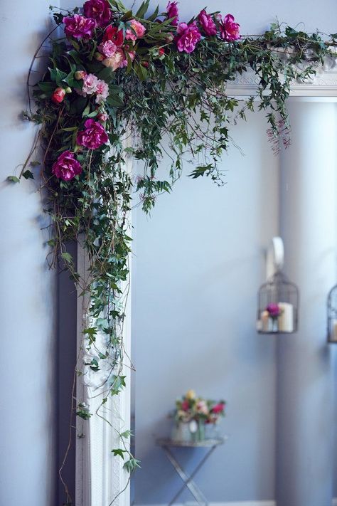 Entry Flowers, Door Flowers, Bridal Flowers, Wedding Flowers, Rustic Wedding Flowers, Unusual Wedding Flowers, Wedding Bouquets, Floral Arrangement Mirror With Flowers, Flower Room Decor, Aesthetic Interior Design, Floral Mirror, Flower Mirror, Desain Furnitur Modern, Anna Campbell, Flower Room, Photography Decor