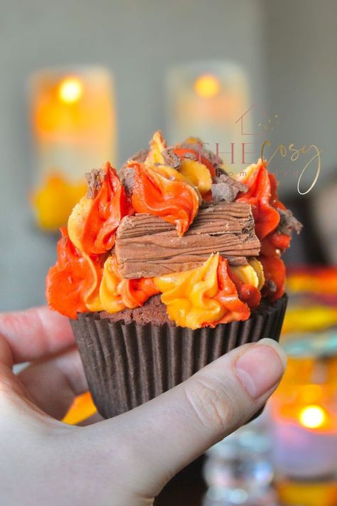 Bonfire Night Puddings, Firework Snacks, Bonfire Night Party Ideas, Bonfire Cupcakes, Bonfire Party Food, Firework Cupcakes, Bonfire Night Cake, Bonfire Snacks, Autumnal Activities