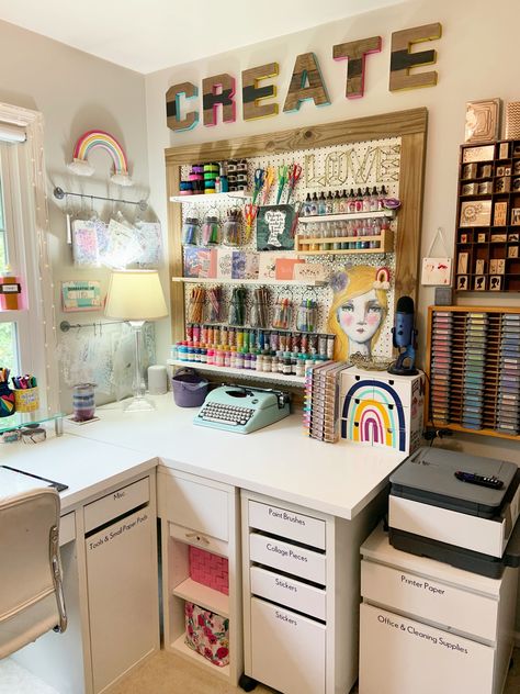 Small Corner Craft Space, Craft Room Asthetics, Colourful Craft Room, Crafting Corner Ideas Small Spaces, Retro Craft Room, Vintage Craft Room Organization, Eclectic Craft Room, Maximalist Craft Room, Craft Room Vintage