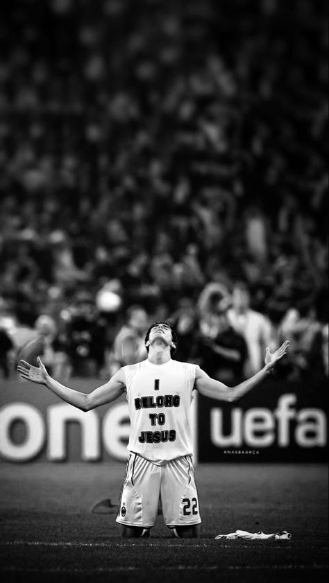 Ronaldo Champions League, Christian Football, Football Motivation, Ricardo Kaka, Nike Poster, Football Background, Anime Rapper, Football Players Images, Real Madrid Football