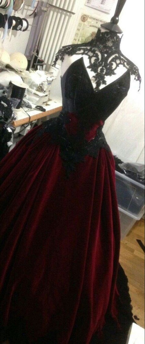 Ball Gowns Prom Elegant, Ball Gowns Aesthetic, Prom Elegant, Gothic Wedding Dress, Fantasy Dresses, Kids Gown, Prom Dress Inspiration, Gowns Prom, Ball Gowns Evening