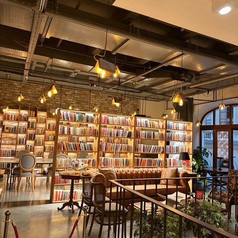 Calling all book lovers! This bookstore is for you! 📍Minoa Pera Bookstore, Istanbul 🇹🇷 @minoapera 📚 Minoa is an independent bookstore which is also a cafe that opened in 2014 in Beşiktaş Akaretler. This amazing bookstore carried over 45,000 books written in Turkish and English from art n photography to comics. from the moment I walked in to this bookstore, I looked up an amazement and it had all my favorite things: books, plants and food! I randomly came across this café and I met a fello... Book Store Cafe Design, Vintage Bookstore Aesthetic, Korean Bookstore, Coffee Book Aesthetic, Bookstore Bar, Dream Bookstore, Coffee Shop Bookstore, Bookstore Coffee Shop, Bookstore Business