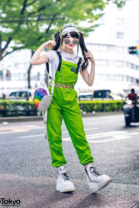 Japan Street Fashion, Reflective Fashion, Rainbow Backpack, Pride Fashion, Rose Apple, Demonia Shoes, Tokyo Street, Japanese Pop, Tokyo Fashion