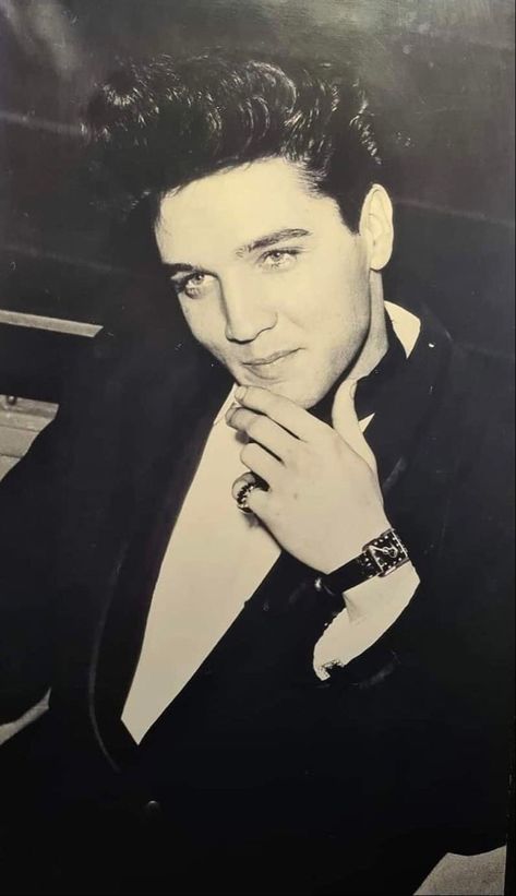 Elvis Presley Posters, Elvis Presley Wallpaper, Elvis Wallpaper, Elvis And Me, Graceland Elvis, Elvis Presley Movies, King Elvis Presley, Suspicious Minds, Elvis Presley Images