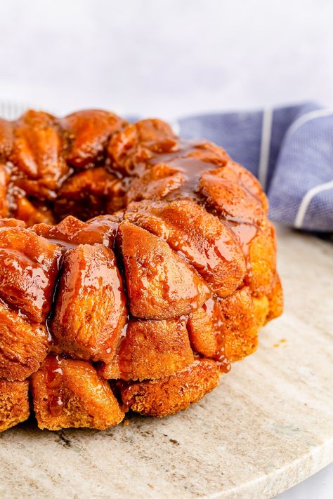 Pumpkin Spice Gooey Monkey Bread Recipe Gooey Monkey Bread, Pumpkin Monkey Bread, Monkey Breads, Cinnamon Roll Monkey Bread, Monkey Bread Recipe, Pumpkin Sheet Cake, Cream Cheese Wontons, Sweet Glaze, Pumpkin Spice Donut