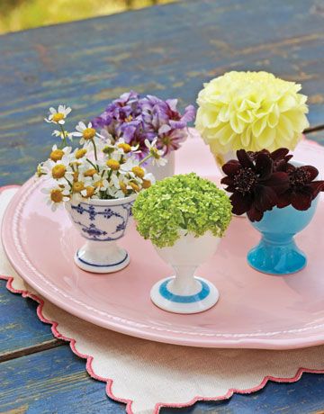 antique egg cups, antique platter & towel...add some flower clusters & you have a spring centerpiece! Spring Bridal Shower Favors, Creative Bridal Shower Ideas, Shower Tips, Spring Table Settings, Cup Flower, Vintage Egg Cups, Spring Bridal Shower, Spring Centerpiece, Spring Tablescapes