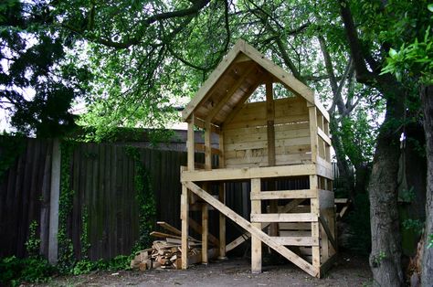 #Garden, #PalletHut, #RecycledPallet Pallet Tree Houses, Pallet Kids, Pallet Tree, Pallet Playhouse, Pallet Shed, Tree House Diy, Pallets Diy, Tree House Kids, Pallet House