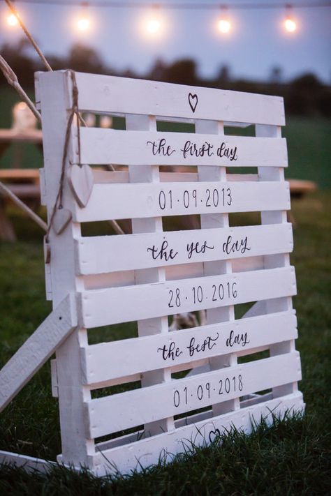 Pallet Wedding Decor, Pallet Wedding, Wedding Signs Diy, Mom Wedding, Future Wedding Plans, Outdoor Wedding Decorations, Cute Wedding Ideas, Wedding Calligraphy, Rustic Garden Decor