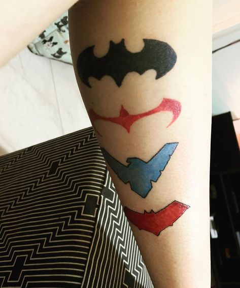 @milalangone shared a photo on Instagram: “Aumentando a batfamily #BatmanTattoo #RobinTattoo #NightwingTattoo #RedHoodTattoo” • Dec 2, 2019 at 4:46pm UTC Red Hood Tattoo Ideas, Red Hood Tattoo, Nightwing Tattoo, Dc Tattoo Ideas, Dc Tattoos, Pop Culture Tattoos, Robin Tattoo, Dc Tattoo, Culture Tattoos