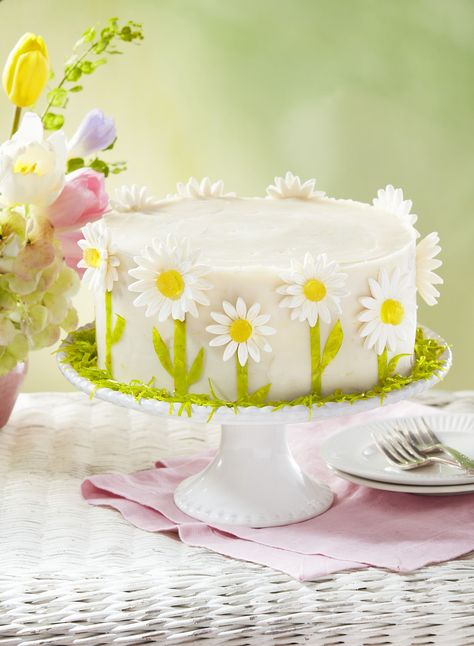 Nothing says spring like this lemon layered cake. #cakerecipes #easterdesserts Desserts Lemon, Easter Cake Easy, Lemon Layer Cake, Easter Cake Recipes, Mothers Day Desserts, Daisy Cake, Lemon Layer Cakes, Daisy Cakes, Daisy Party