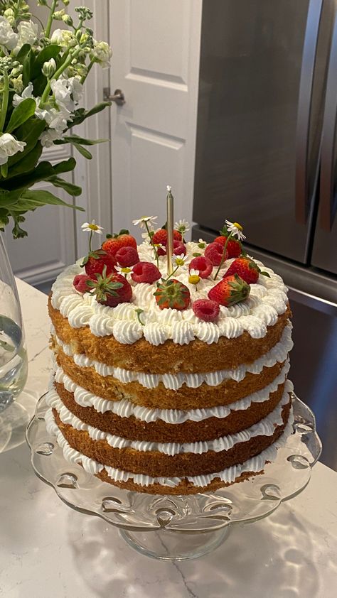 Birthday Cake Strawberry, Cake Spring, Cake Strawberry, Cake Aesthetic, Cake Flower, Spring Cake, Simple Birthday, Cute Baking, Cake Inspo