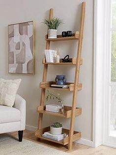 Modern Shelves Bedroom, Living Room Shelf Storage, Leaning Book Shelf, Ladder Bedside Table, Aesthetic Room Decor Bookshelf, Cute Shelves For Bedroom, Shelf Inspiration Living Room, Ladder Shelves Bedroom, Stand Alone Shelves