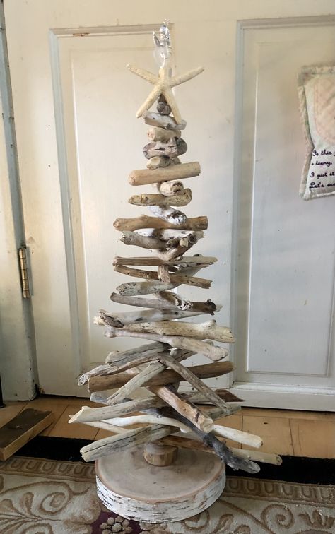 Beach Wood Christmas Tree, Diy Driftwood Christmas Tree, Drift Wood Christmas Decorations, Driftwood Xmas Tree, Driftwood Trees Christmas, Driftwood Trees Diy, Driftwood Christmas Crafts, Christmas Driftwood Ideas, Driftwood Crafts Christmas