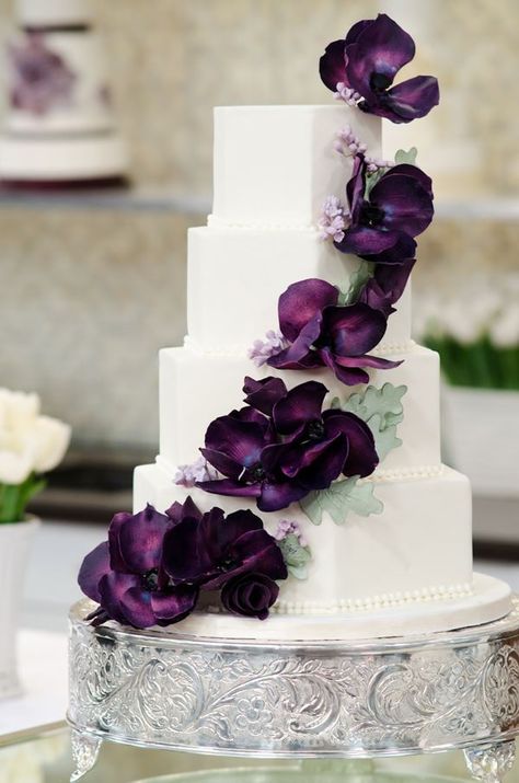 Plum Wedding Cake, Wedding Cake Purple Flowers, Plum Wedding Colors, Aubergine Wedding, Wedding Cake Simple Elegant, Diy Wedding Food, Square Wedding Cakes, Violet Wedding, Plum Wedding