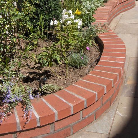 35 Wonderful DIY Ideas to Decorate Your Yard With Bricks - Engineering Discoveries Easy Raised Garden Beds, Brick Flower Bed, Brick Wall Gardens, Brick Planter, Brick Garden Edging, Spiral Garden, Flower Bed Edging, Brick Edging, Raised Flower Beds