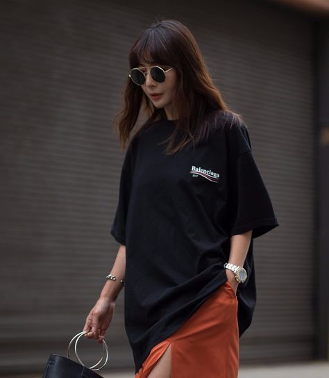 This Is the Right Way to Wear an Oversize T-Shirt Oversized Outfit Women Street Style, Oversized Tshirt Outfit 2023, Balenciaga Tshirt Outfit Women, Oversized Tshirt Outfit For Petite, Overzied Tshirt Outfit, Big Shirt Outfits Black Women, Big T Shirt Outfits Street Style, Oversized Black T Shirt Outfit, How To Style Oversized Shirt Tees