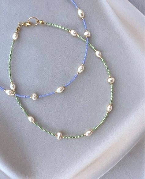 Handmade Jewellery Ideas Necklaces, Summer Beaded Jewelry Aesthetic, Beach Pearl Necklace, Neackles Beads Ideas, Jewelry Inspo Diy, Summer Handmade Jewelry, Summer Beaded Necklace Aesthetic, Pearl Necklaces Diy, Beaded Summer Necklace