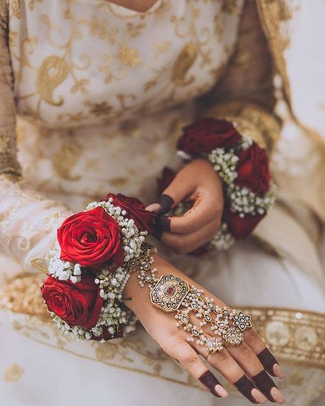 ☆ Shaadi Barbaadi ☆ on Instagram: “Gorgeous details 🌹🌹🌹 #Repost from @sobiaqayyum_ Nikkah @hennabysadaf Photography @sobiaqayyum_ Henna @hennabyanita_ Jewellery…” Nikkah Flower Bracelet, Flower Bracelet Wedding Pakistani, Gajray Motia Aesthetic, Hand Gajra For Bride, Hand Gajra, Nikkah Ideas, Nikkah Decor, Bridal Dpz, Indian Wedding Aesthetic