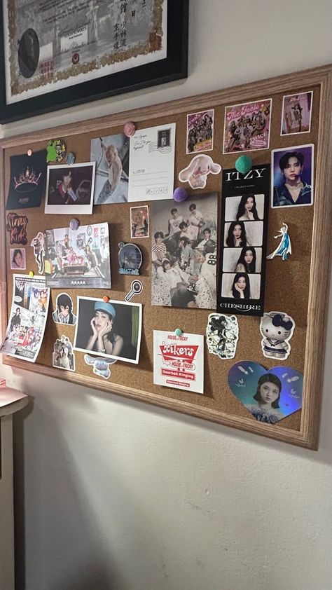 Bulletin Board Picture Ideas, Pin Board With Photos, Bedroom Pin Board, Pinboard Decor Ideas, Kpop Cork Board Ideas, Corkboard Ideas Aesthetic, Bulletin Board Bedroom, Corkboard Collage, Pin Board Ideas Room Decor