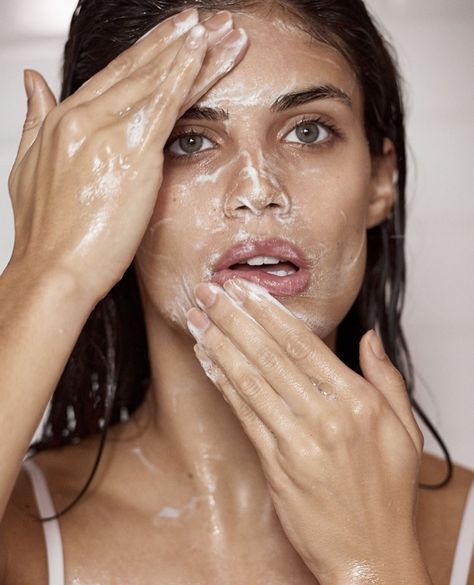 Washing her face, Sara Sampaio shows off a skincare routine Oil Control Face Wash, Carter Smith, Best Skin Care Routine, Sara Sampaio, Skin Care Brands, Natural Beauty Tips, Best Anti Aging, Anti Aging Cream, Harper's Bazaar