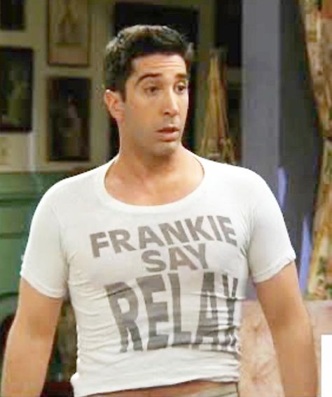 • FRANKIE SAY RELAX • on Instagram: “Does anyone remember this Friends episode? “The one with the tiny T-shirt”😂Anyways, we have Friends jigsaw puzzles!!!!!! Yesssssssss scroll…” Ross Friends, The Bigbang Theory, Friends Scenes, Friends Poster, Friends Cast, Ross Geller, Friends Tv Series, Phoebe Buffay, Friends Moments