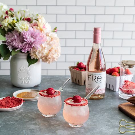 FRE Rosé Strawberry Smash Mocktail - Fre Wines: Non-Alcoholic Wines Stone Fruit Sangria, Fruit Sangria, Rose Drink, Rose Lemonade, Non Alcoholic Wine, Strawberry Mojito, Mocktail Recipes, Summertime Drinks, Strawberry Juice