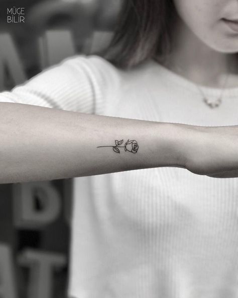 Side Wrist Tattoos, Pola Tato, Cool Wrist Tattoos, Small Rose Tattoo, Small Tattoos Simple, Forearm Tattoo Women, Small Wrist Tattoos, Wrist Tattoos For Women, Beautiful Tattoo