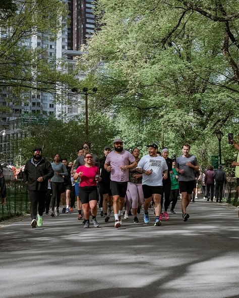 Yesterday’s run with @ridgewoodrunners was absolutely incredible! The vibes, the energy, what a great day! This is why I love being part of the NYC running community. Running together isn’t just about the workout, it’s about the connections we make and the memories we create. Cheers to the beauty of running! 📸 by @nathalialima.photo Run Club Aesthetic, Nyc Running, Community Aesthetic, Running Community, Running Together, Running Photos, Run Club, Club Aesthetic, Clubbing Aesthetic